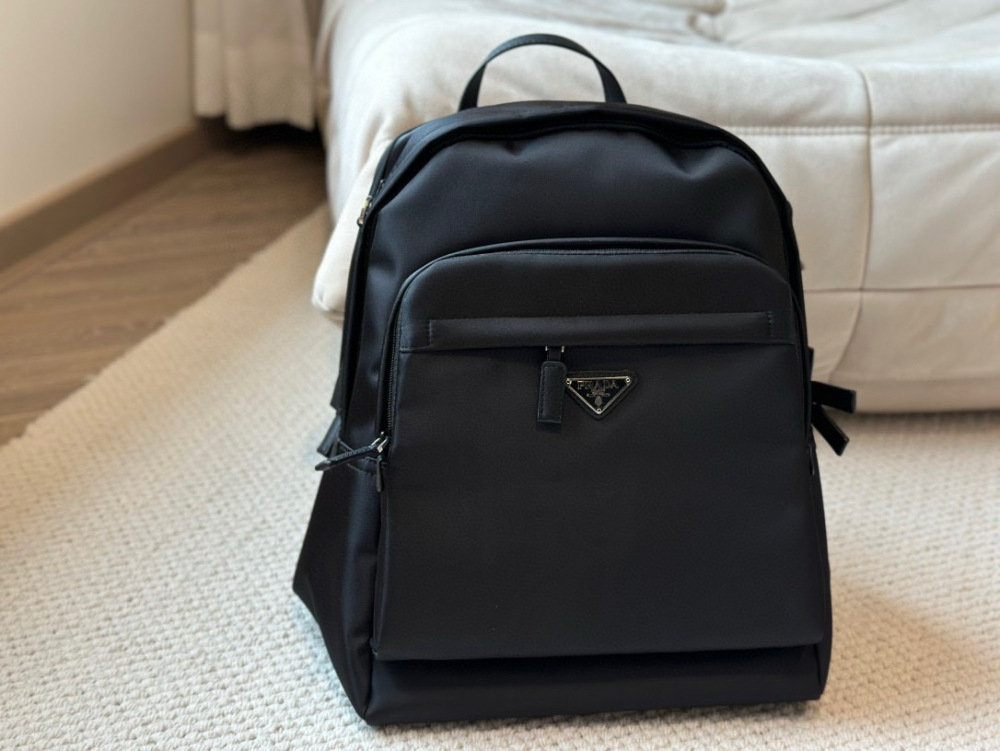 ￥260
PRADA large capacity men's backpack, made of classic nylon parachute material, lightweight and easy to maintain! The large capacity design allows you to travel without worrying about zipper compartments and computer compartments in your bag
The...