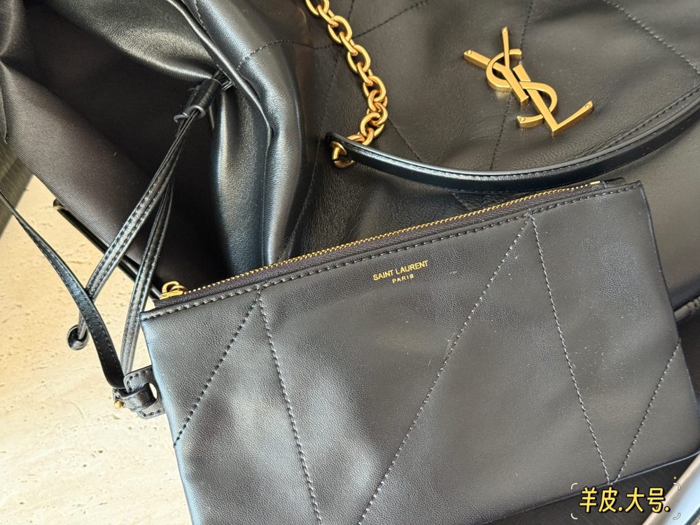 330 360 Boxless Sheepskin
Size: 27 * 29cm (small size)
35 * 35cm (large size)
YSL Yangshulin Shopping Bag
Too beautiful upper body, Jamie Large Pochon
The new model is so beautiful!
Back and body super fashionable! Can be on one shoulder or both shou...
