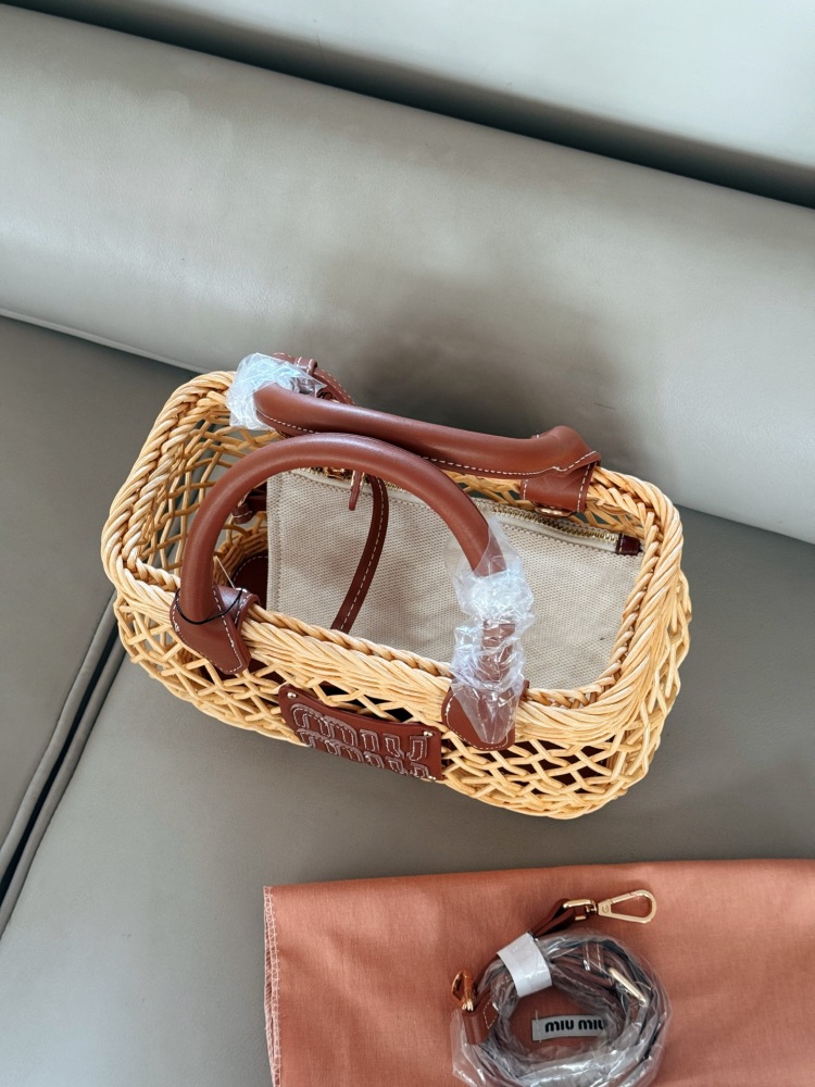 250 boxes
size：24*18cm
Miumiu Summer Limited Edition|
New woven vegetable basket
A chaotic hobo bamboo woven bag with a raging fire
The cute cowhide iconic logo becomes a highlight, it's so beautiful