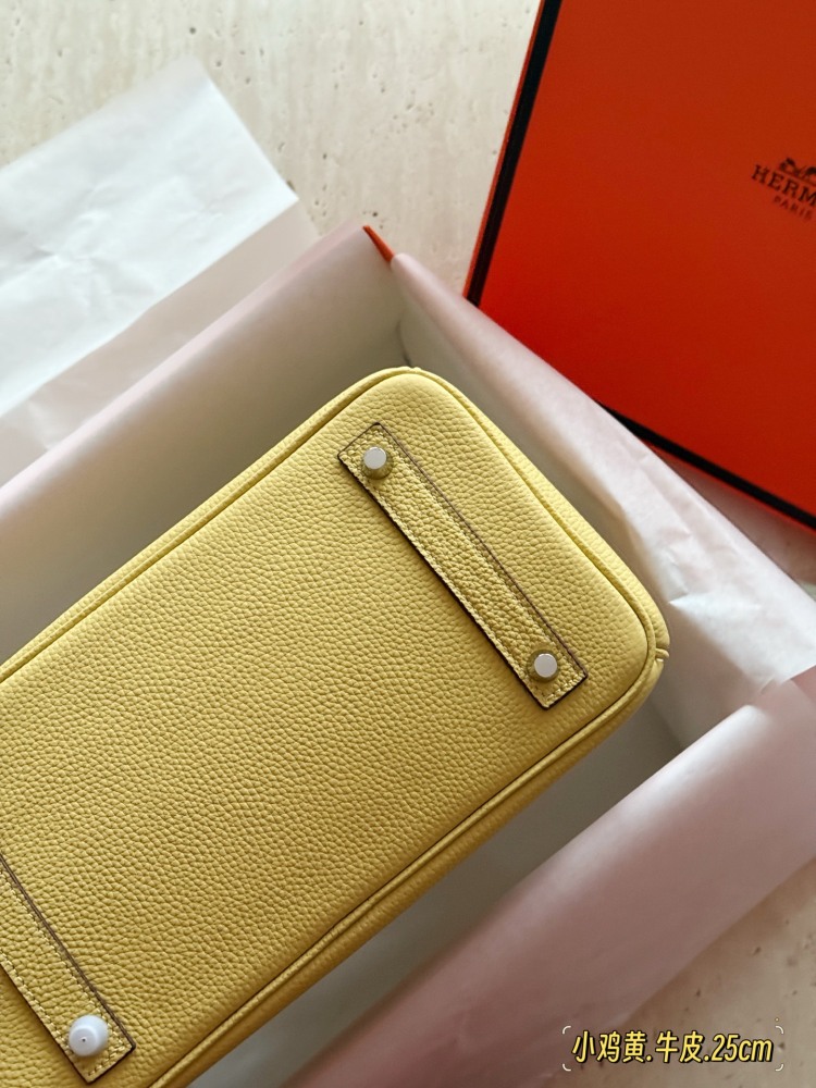 325 345 with complete packaging
size：25cm/30cm
The season for carrying platinum bags has arrived
Bk25 Original Quality ??
Hermes | Birkin 25 Lychee patterned cowhide
That's really amazing, it's both salty and sweet
A stunningly beautiful birkin...