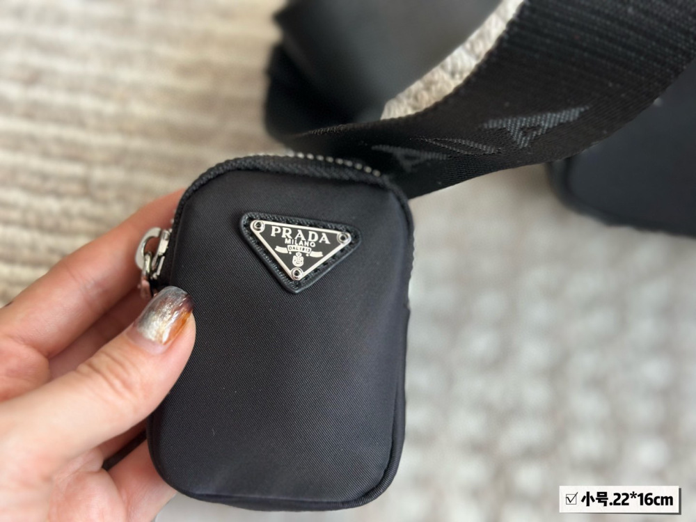 p195p205p215
Top quality packaging
21cm small, 24cm medium, 28cm large (base length)
Prada Hobo Three in One!
?? Export orders to South Korea!
?? The quality is super good!!
A large dumpling like bag with a small bag, a wide shoulder strap an...