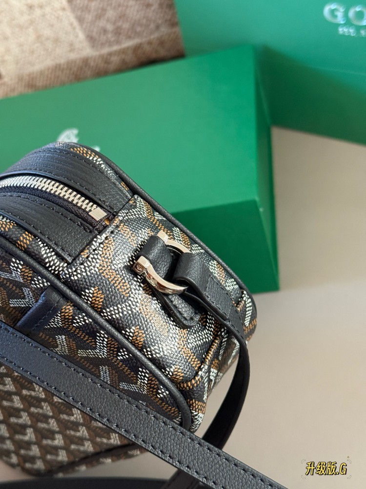 205 Upgraded Edition Box
size：24*14cm
Goya Goyard Camera Bag
Boys and girls use it!
The upper body effect is absolutely stunning~
Very easy to match in daily life~
Both boys and girls can buy it!