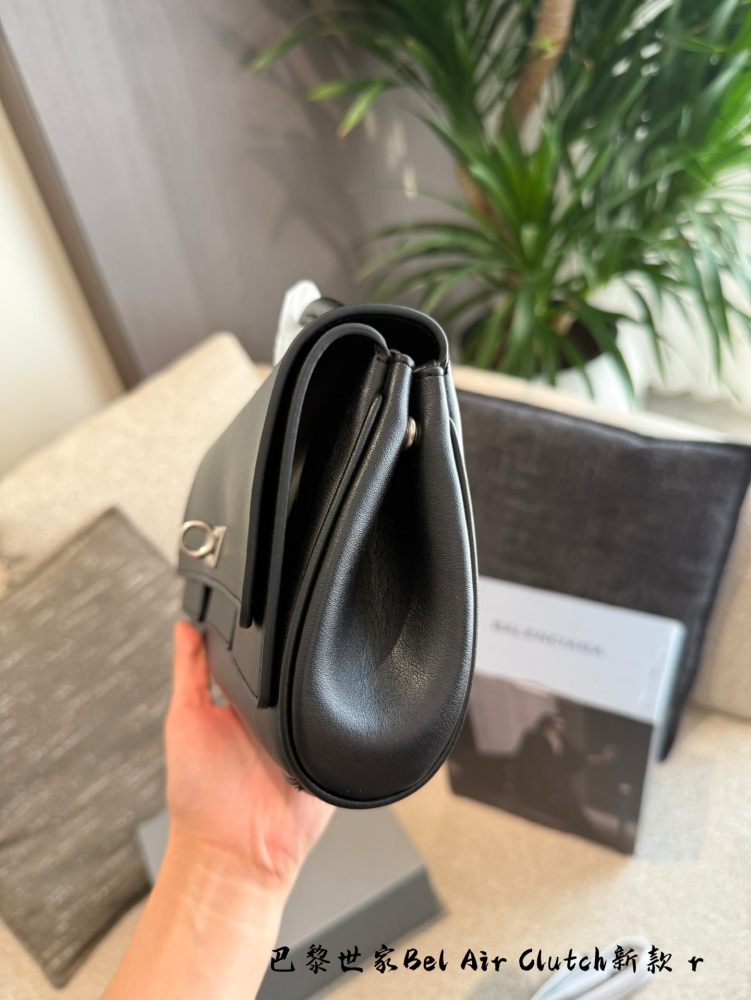 p270
Balenciaga Handbag Underarm Bag 25 Spring/Summer New Collection 29cm Full Set Packaging