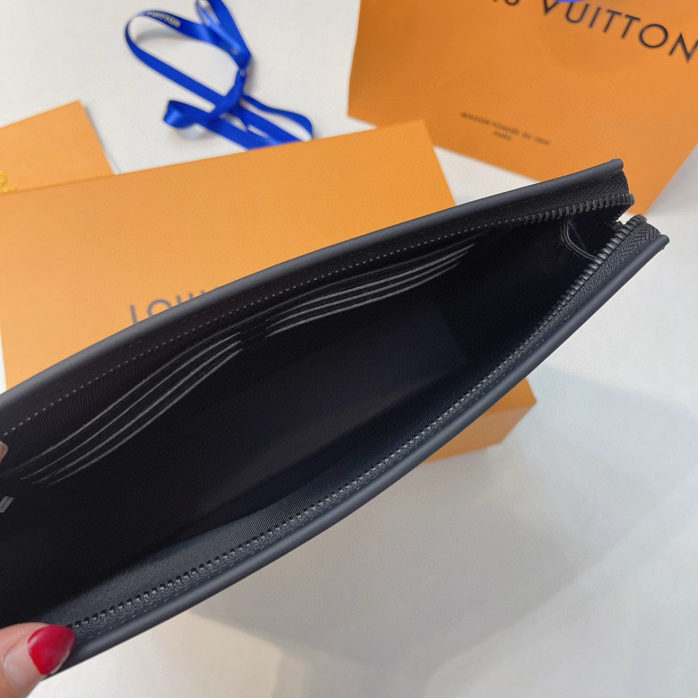 Lao Hua LV is known for its exquisite craftsmanship, with rare designs and special leather that combine technological innovation with classic style, highlighting the existence of the Louis Vuitton world. The internal design of the wallet is exquisite...