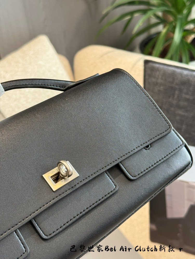 p270
Balenciaga Handbag Underarm Bag 25 Spring/Summer New Collection 29cm Full Set Packaging