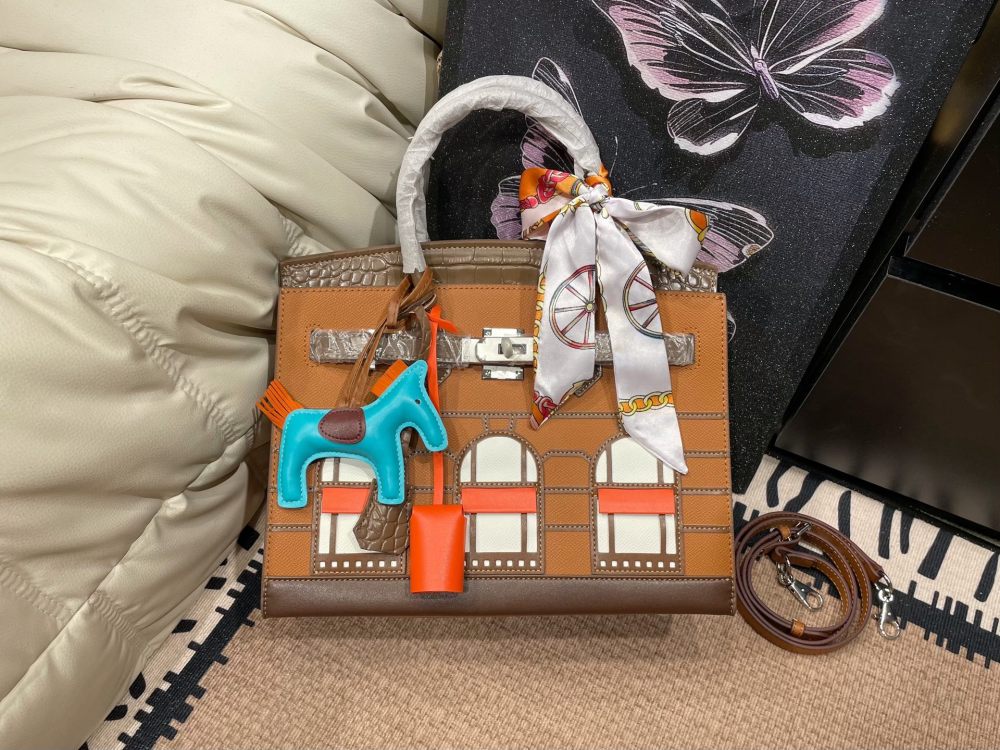 Folding box ? Airplane Box
Hermes new Birkin house handbag
The elements of the house seem to bring fairy tales into reality
Unique and adorable, absolutely eye-catching ??
Open the mouth, pick up the casual, lazy and buckle up temperament
Exqui...