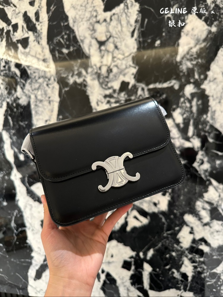 Original cowhide
Celine Triumphal Arch Tofu Bun
The meaning of 'Chong' is also to collect fragrance
The armpit bag of the Arc de Triomphe has a much larger capacity than imagined
Daily back is completely enough
Black is never wrong - it can be worn a...