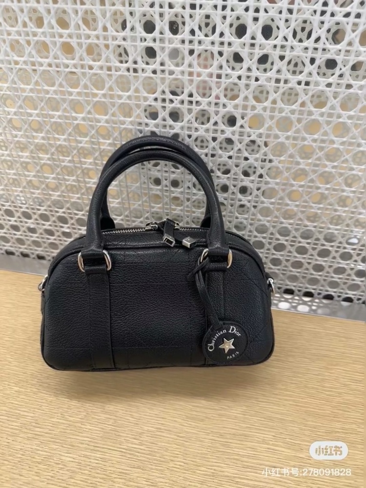 what?  ??? Dior actually released such a cute little bag
Super obedient backpack and hand-held crossbody bag
Decorate delicate girls