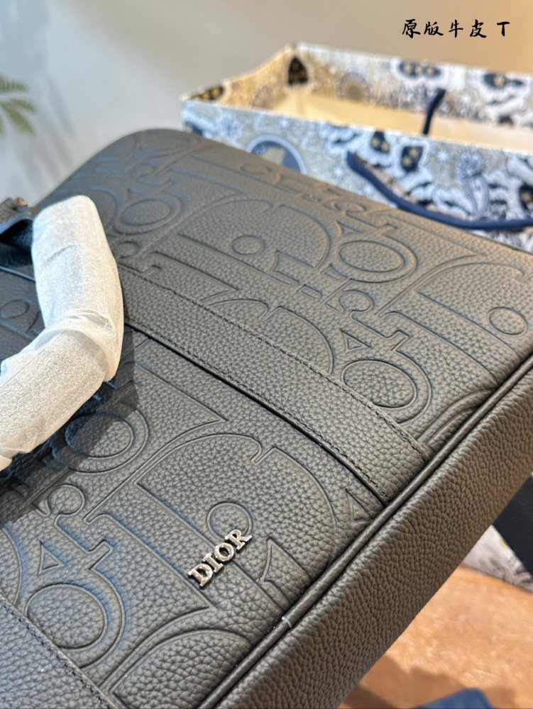 p340
Dior leather briefcase, a new trend in the workplace
Due to the use of genuine leather material, this briefcase feels very comfortable to the touch. Carrying it for a long time will not cause fatigue.
The compartments and pockets inside the bag ...