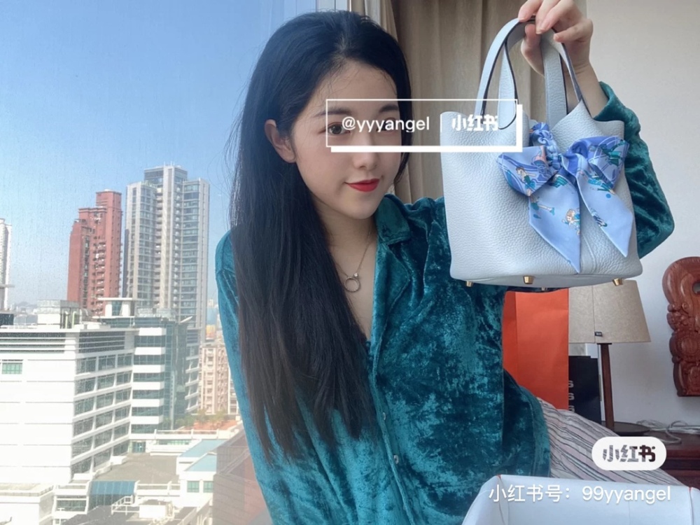 Hermes Basket | Is the unbeatable Holy Grail Blue the best match on the internet
This outfit is truly unbeatable and beautiful. It's so girlish, isn't it!  !