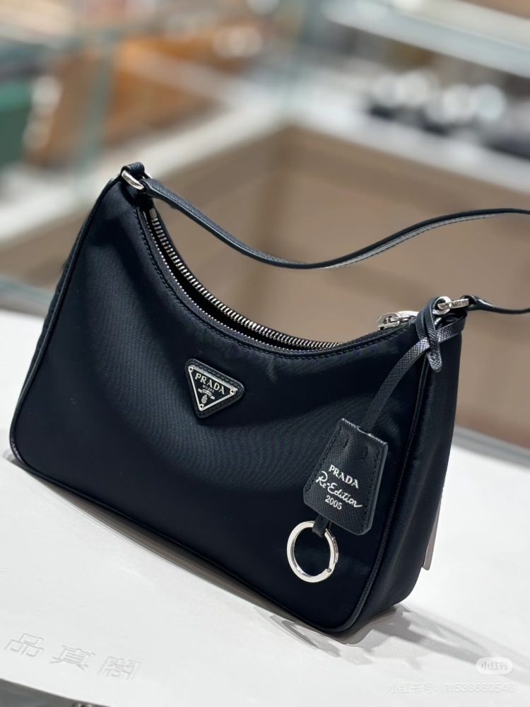 Prada Hobo 2005 Black Leather Spliced Underarm Bag
Prada's popularity lies solely in a Hobo handbag, amidst the retro trend of recent years.
This bag from the 1990s has returned to the fashion circle, coupled with the continuous street shooting bombi...