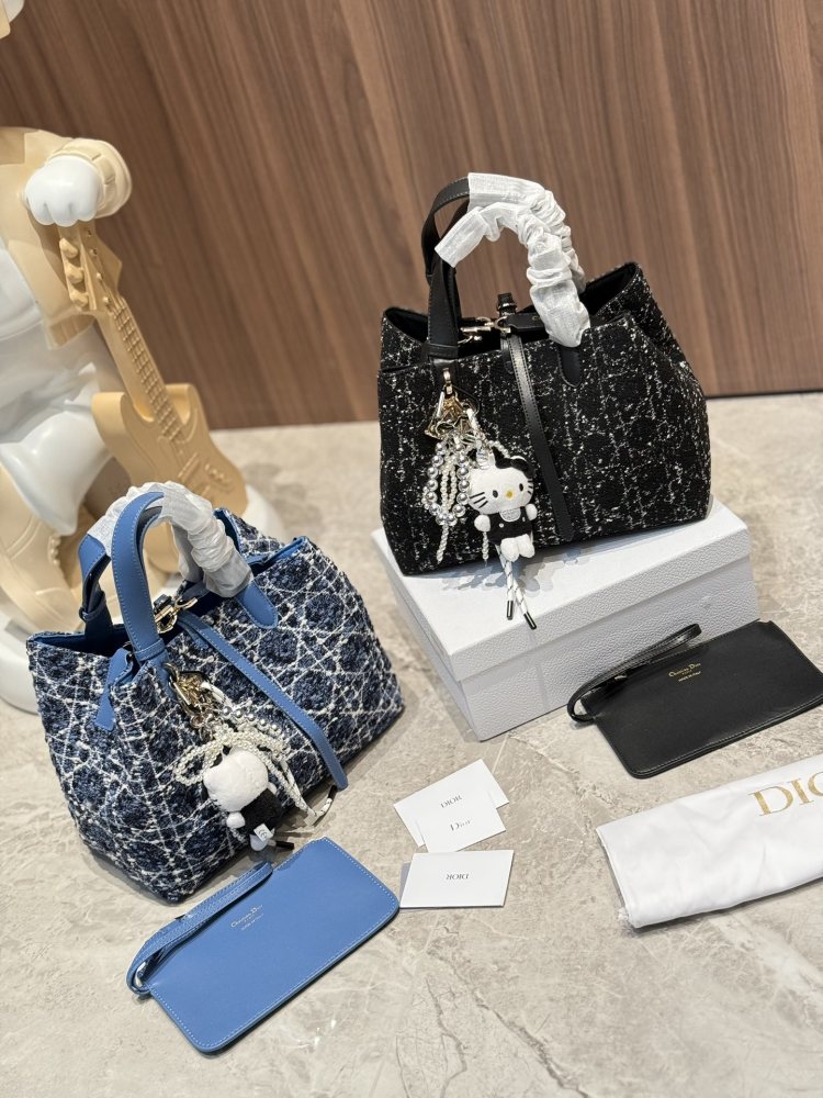 P350 pendant ? twenty
Come and control the retro style quickly
Handbag made of coarse woolen material
And DIOR's classic rattan plaid logo
30cm with box
