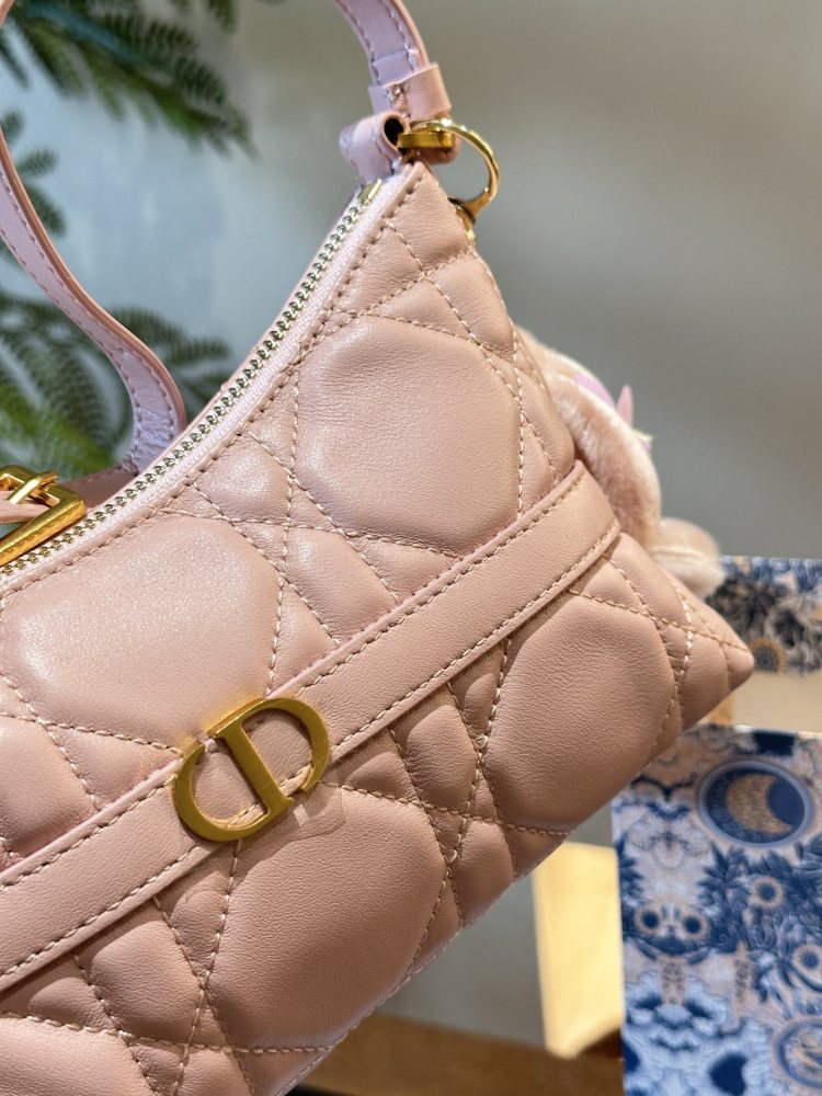 P280 pendant ? twenty
Dior's new underarm bag hobo
Xiaolin personally loves armpit bags, and Dior has released a new one. The half moon shaped one looks great and has a great capacity. Not only does it have a phone, but I also carry a small makeup ...
