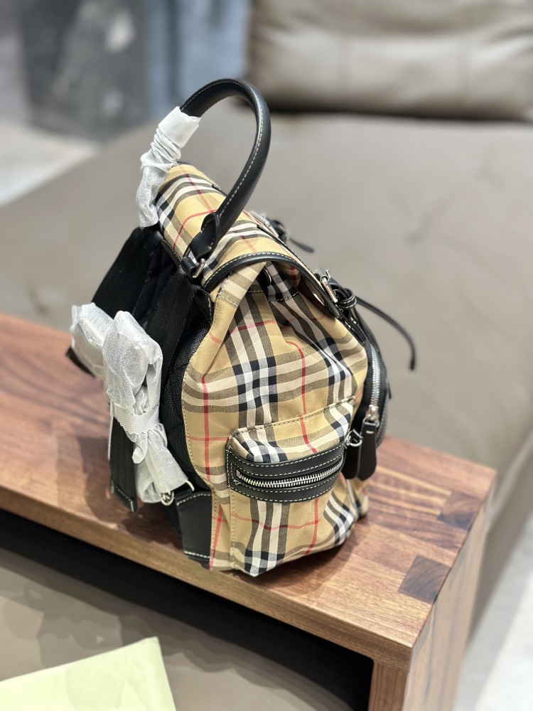 p225
A Burberry backpack that can be carried by both men and women, with a striped design that looks very nice. The $360 women's backpack comes with a jacquard micro label on the shoulder packaging, paired with exquisite leather edging for coolness. ...