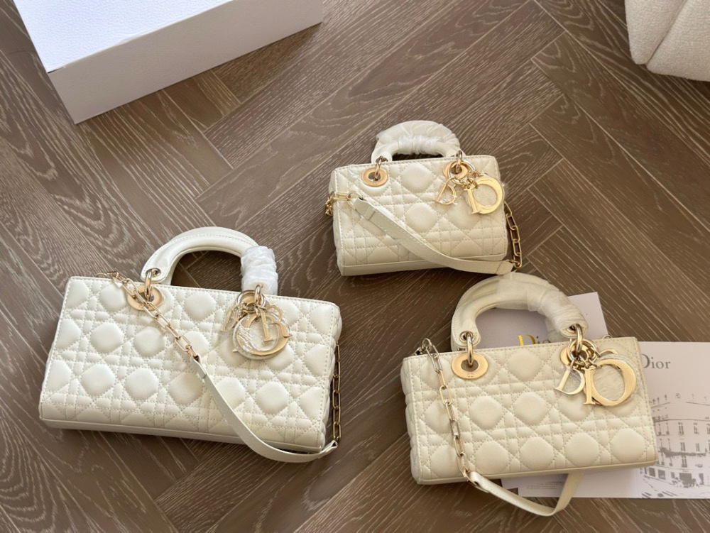 、
Dior lady's new long sheepskin full set packaging
Dior's all-new D-joy is making a strong comeback, with the rhythm of a big hit. The bag comes with two shoulder straps and multiple back styles, making the upper body both beautiful and stylish. T...