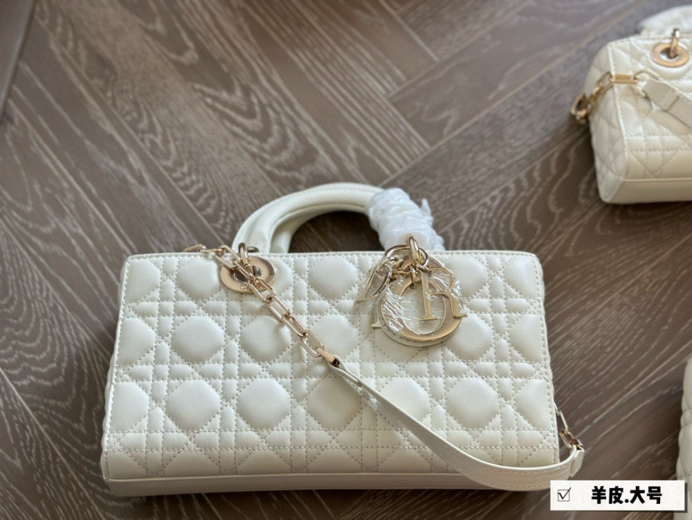 、
Dior lady's new long sheepskin full set packaging
Dior's all-new D-joy is making a strong comeback, with the rhythm of a big hit. The bag comes with two shoulder straps and multiple back styles, making the upper body both beautiful and stylish. T...