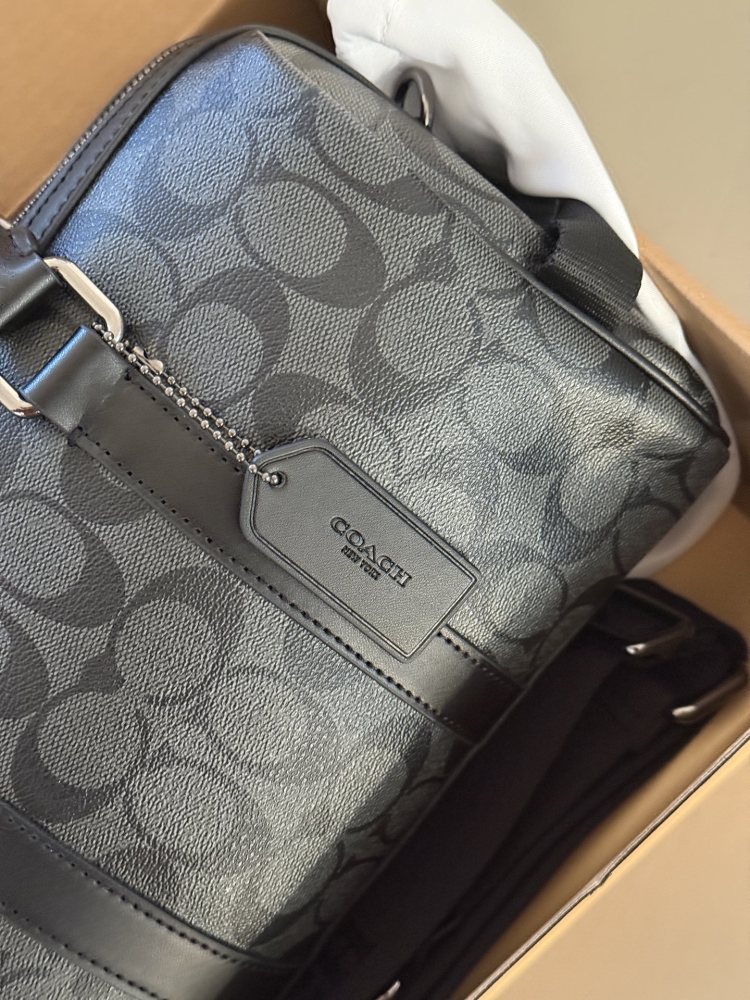 265 box
size：28*17cm
COACH | Falling in Love with a Male Boston | Venture Premium Grey
What are you still worried about getting for 520?
Advanced graphite gray exudes a sense of sophistication
C's classic, fashionable and atmospheric pillow bag
A v...