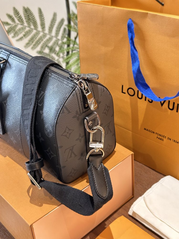 p260
New LV KEEPALL 25 Black Grey Old Flower
The new generation of LV men's bags is coming, and the new men's bag Keepall 25 is coming
I used City Keepall's nylon straps and luggage tag pendant, along with
Made of KeepallXS body combination.
Black an...