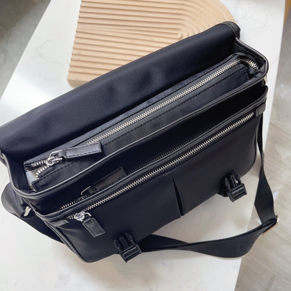 PRADA's latest single shoulder crossbody bag has been shipped. It is a high-end luxury imported waterproof fabric with a cross pattern head layer cowhide. The luxurious triangle mark hardware has a clear logo, and the quality is absolutely comparable...