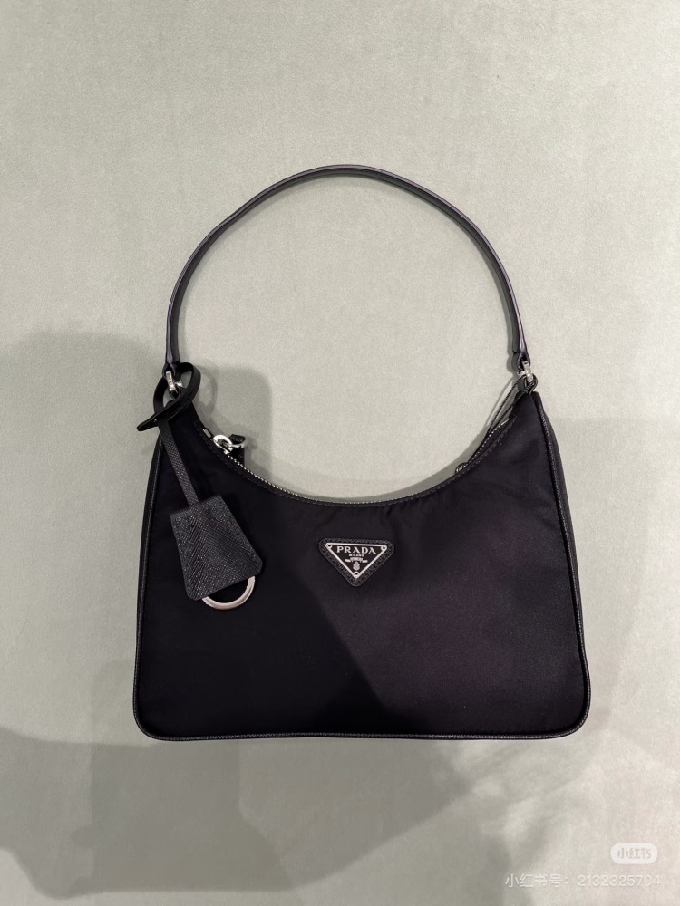 Prada Hobo 2005 Black Leather Spliced Underarm Bag
Prada's popularity lies solely in a Hobo handbag, amidst the retro trend of recent years.
This bag from the 1990s has returned to the fashion circle, coupled with the continuous street shooting bombi...
