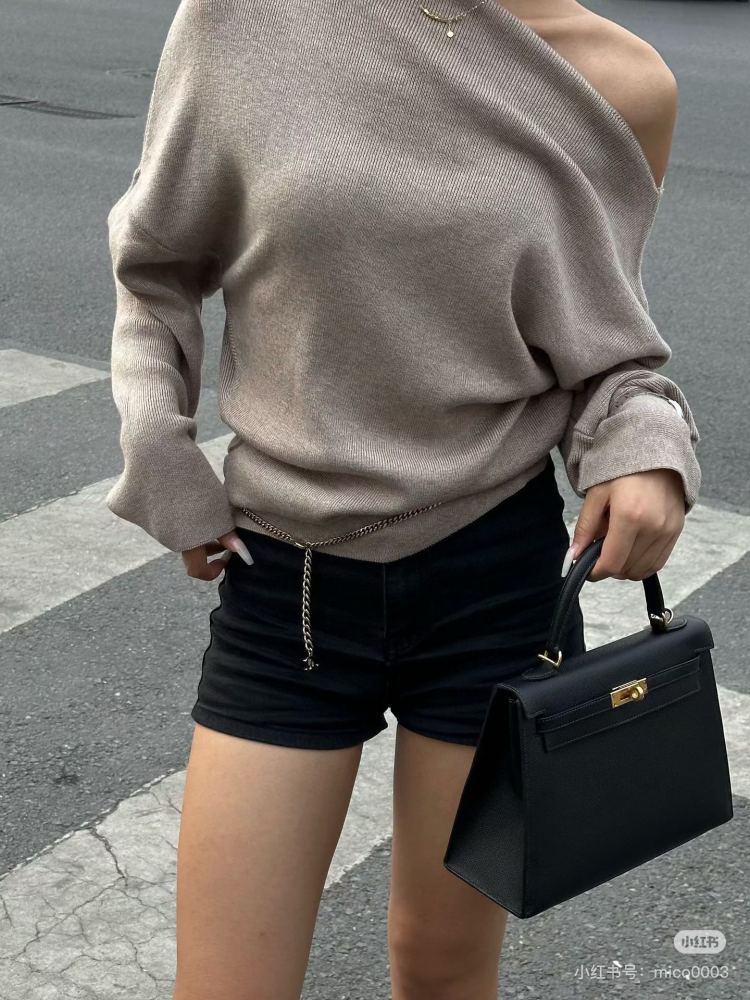 Black Gold Kelly 25 is so handsome!!! Hermes Kelly can't look up to other bags at first glance
Aima, you are really good at grasping my preferences!!!
Hermes/Hermes Kelly 25 Classic Black Gold Epsome Leather
The gold size is more rigid and three-dime...