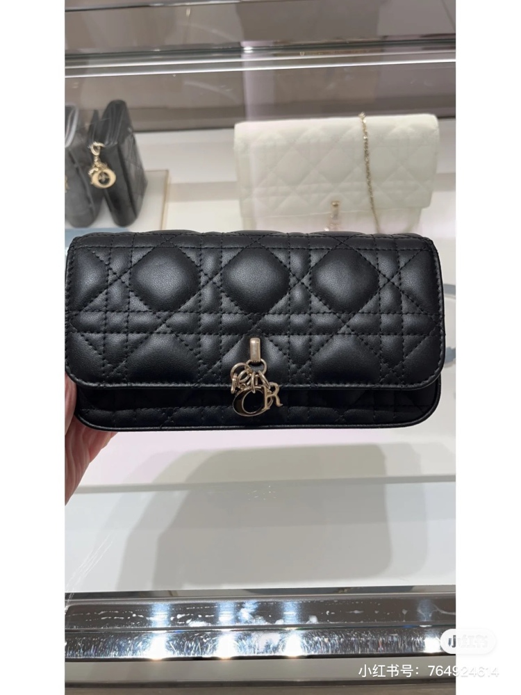 Lady Dior phone case
The small chain is very beautiful and can be slung over one shoulder. It cannot be adjusted and can hold a phone, lipstick, napkins, car keys~# dior # dior2024