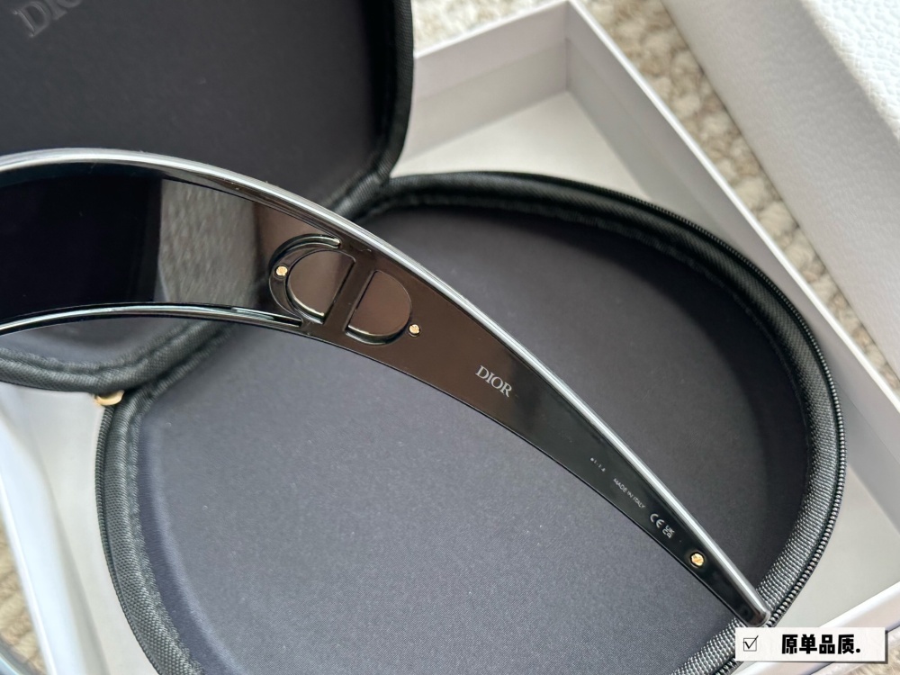 215 High Version Complete Gift Box
Recent new favorite - Dior headband sunglasses
Really roar, look at it
You can also take it off as a headband
I really love cool things
One mirror dual-use full set gift box for personal use ? Giving gifts is very...
