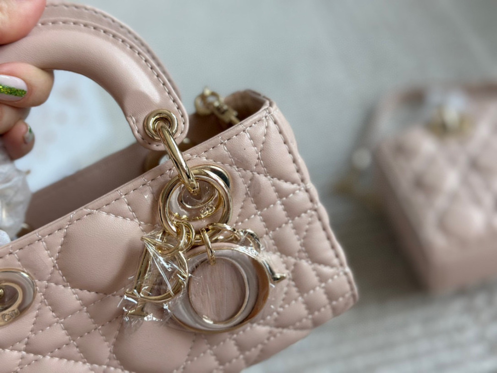 、
Dior lady's new long sheepskin powder full set packaging
Dior's all-new D-joy is making a strong comeback, with the rhythm of a big hit. The bag comes with two shoulder straps and multiple back styles, making the upper body both beautiful and sty...