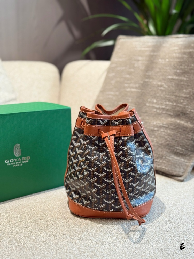 P245 folding box
Yang Chenglin's Goyard Petitfeit Bucket Bag
Yang Chenglin Goyard's PetitFetit Bucket Bag/Wealth Bucket Respectful Petit Flot Bucket Bag, the lightest bucket bag in the world. The classic replica treasure item originated from the 1960...
