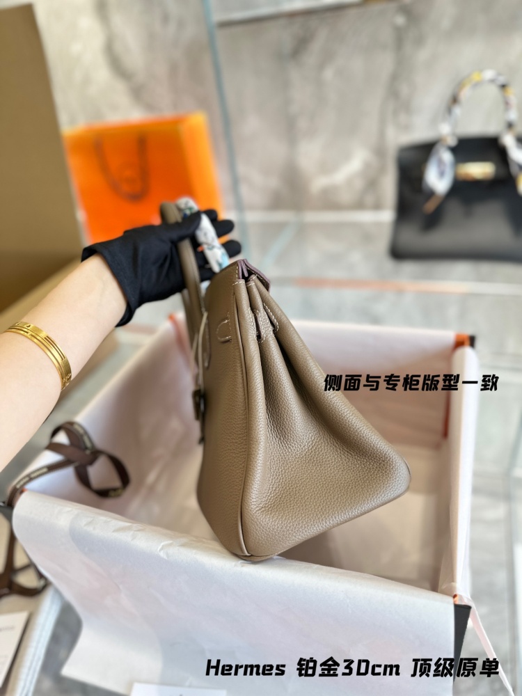 Delivery scarf folding box packaging p390
Hermes bk30cm top of the line pure leather collection with endless love and a Hermes Birkin platinum bag that will not be taken off the shelves for thousands of years. Original factory laser hardware, various...