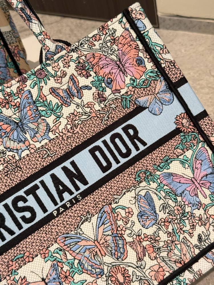 P290 Spring New Collection
Dior | ww This bag has the name INFP Butterfly written on it! Butterflies flap their wings, and all things are colorful
When butterflies flap their wings and sweep through the summer, everything is endowed with vitality. Th...