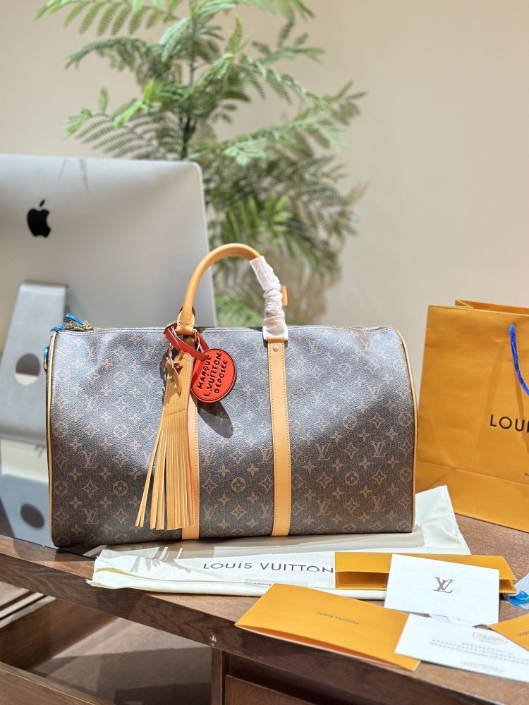 LV new travel p325
Favorite bag for going out # Bag not heavy 50 travel bag with coated canvas | Made of Japanese cowhide leather and metal parts, decorated with tassel leather and exquisite details.
Size: 50x 29x 23cm # Travel bag#