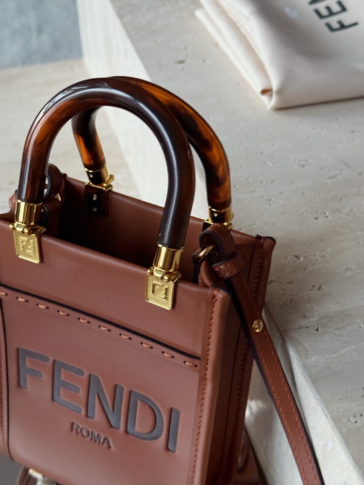 225 boxes
size：13*18cm
Exquisite small bag
FENDI Super Hot F Home
sunshine mini tote~
A small and exquisite bag
Classic retro style, fashionable and durable!