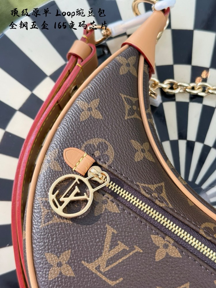 p300
Top grade original all steel hardware chip version
Lv loop moon bag, girls rush!  !
J has a unique and chic design, and the crescent shaped bag has been extremely popular in the past two years. It has a chain that can be disassembled and matched...