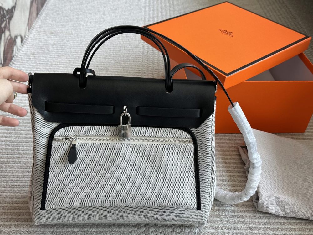 290 boxes
size：31*26cm
Hermes handbag
Canvas shopping bag ?
A bag that is easy to pack in physical form
Recently, I have been carrying my back while traveling
There is texture! Super advanced!
Its capacity is very friendly ..
