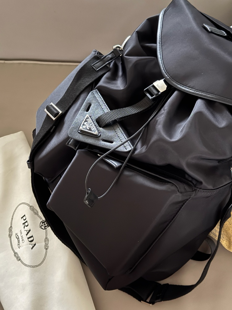 270 without box
size：37*46cm
Prada Nylon Backpack
24-hour fashion show!
Can be carried on both shoulders or one shoulder!
The simple layout and large storage space make it easy to accommodate laptop files, and the details are perfect