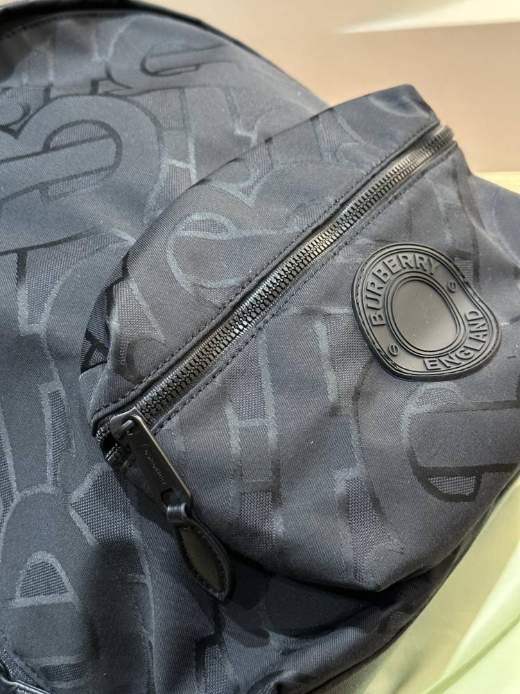 p240
The most frequently asked backpack
This exterior color is not Burberry's traditional beige British style, but rather a black base with the Burberry logo embossed on the backpack, giving it a low-key and steady yet elegant look. The texture is re...