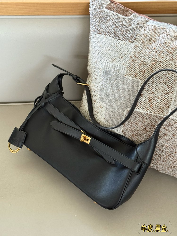 310 box cowhide
size：35*16.5cm
Balenciaga's new Belair armpit bag
Cool and relaxed armpit bag
The feeling of laziness on the upper body is immediately felt
I really like this convenient and cool super practical big bag!