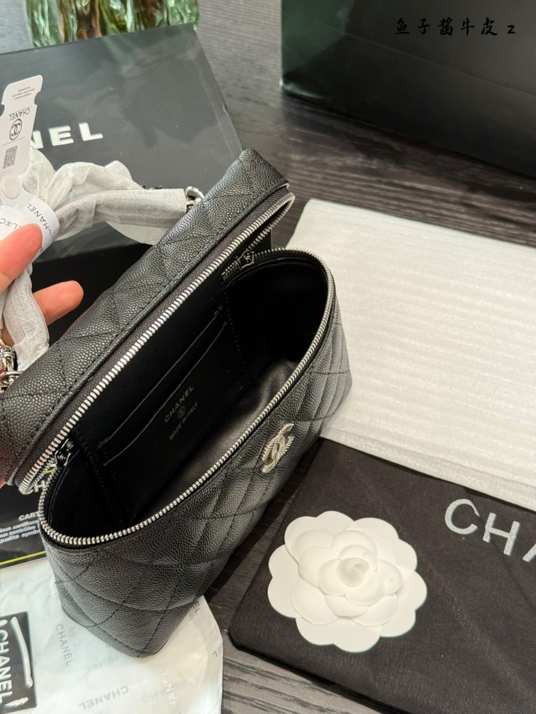 A Chanel 25c box p249
Chanel 25CLP black gold chain bag is coming!
The classic black and silver color scheme exudes a sense of luxury. Litchi cowhide, with excellent texture.
The design of the Cocoon Island chain is both retro and fashionable, making...