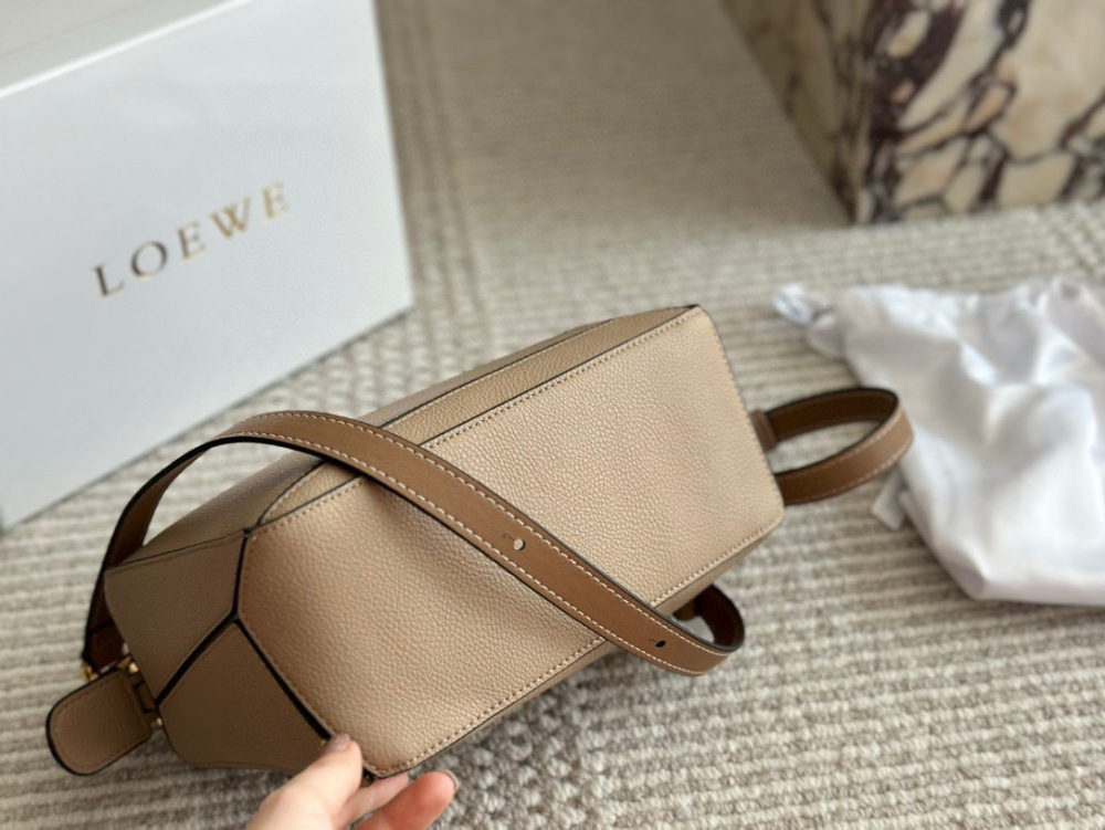 ￥225 
From now on, fans of the Luo family geometric bag family will surely be delighted with the addition of a bag to the Loewe puzzle. The classic geometric bag will once again attract fans with its mini bag! This time let's plant grass and see if ...