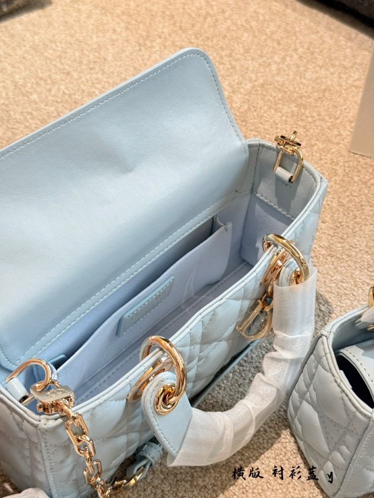 p255p260
Dior blues, breathtakingly beautiful!
This handbag highlights the minimalist aesthetic of the Lady Dior collection, embodying Dior's profound insight into elegance and beauty. The fashionable and elegant design is timeless, carefully crafted...