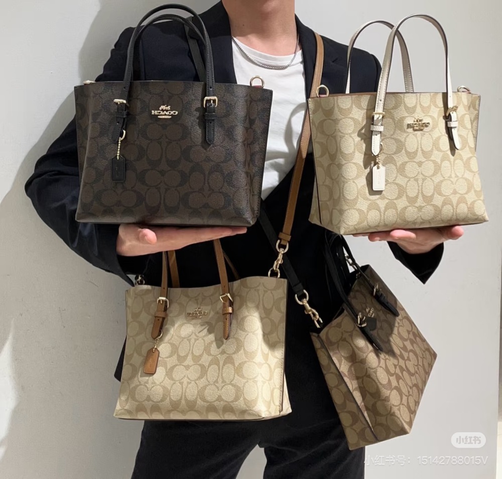 Coach Mollie 25
Open tote bag with two large compartments! Very durable.
Double layered tote bag, the texture is really amazing!!
There is a zipper in the middle that can also hold things, and the shoulder strap is specially designed to be long enoug...