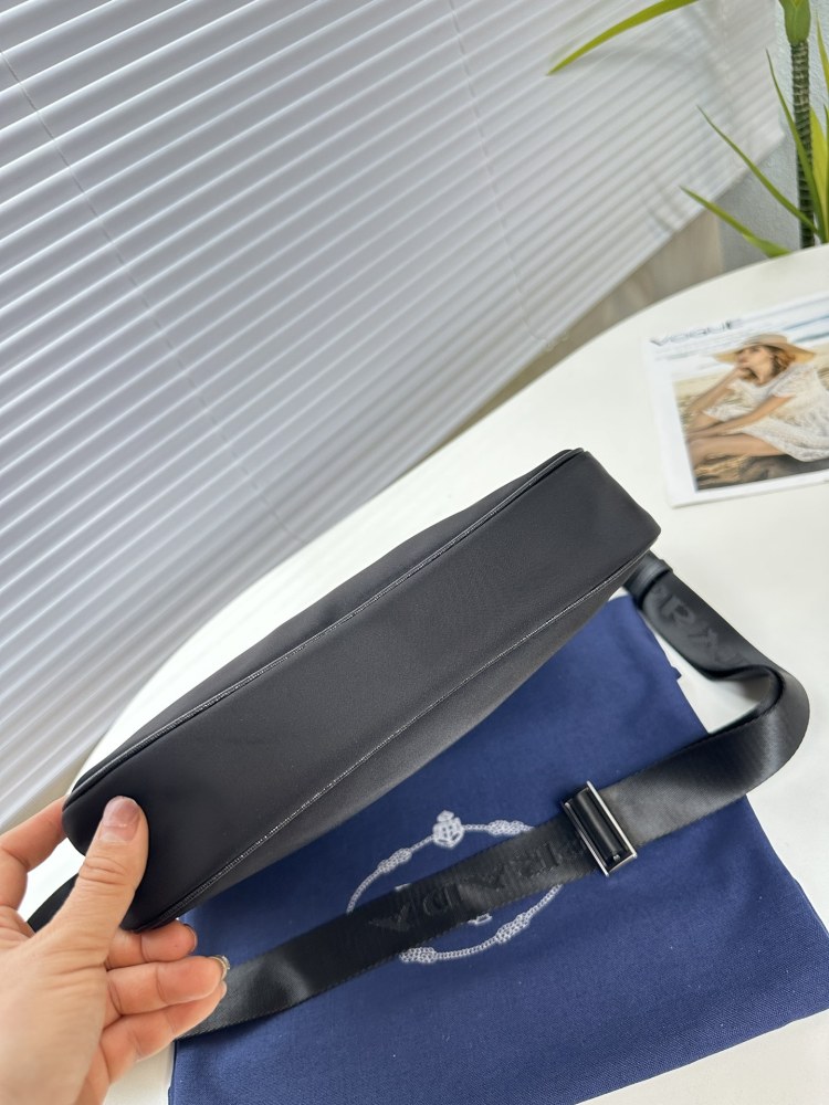The upgraded version of Prada PRADA's latest single shoulder crossbody bag has been shipped. It is a high-end luxury original board imported waterproof fabric with cross patterned cowhide, luxurious triangular mark hardware, clear logo, and quality t...