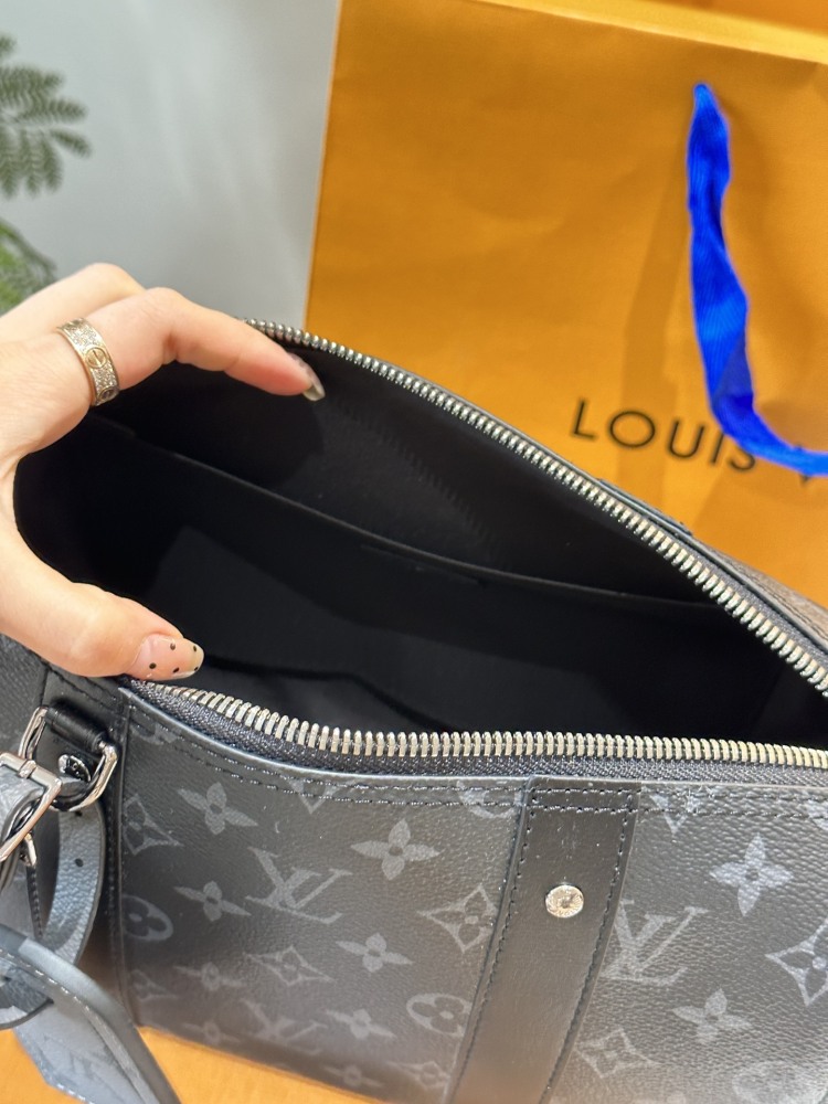 p260
New LV KEEPALL 25 Black Grey Old Flower
The new generation of LV men's bags is coming, and the new men's bag Keepall 25 is coming
I used City Keepall's nylon straps and luggage tag pendant, along with
Made of KeepallXS body combination.
Black an...