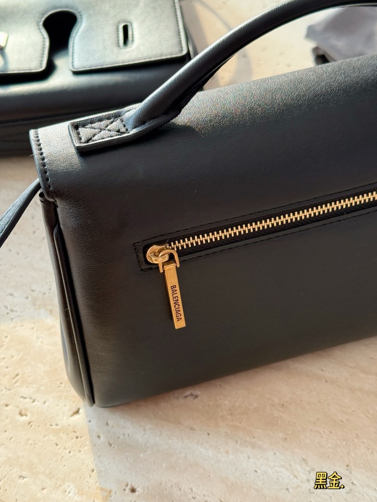 270 boxes
size：28*15cm
Balenciaga's new Belair large silhouette bag
Soft oversized bag
The feeling of laziness on the upper body is immediately felt
I really like this convenient and cool super practical big bag!
?? cowhide