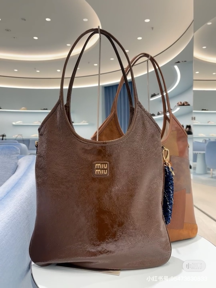 The glossy and distinctive temperament is filled with miumiu Akkadian wax cowhide tote