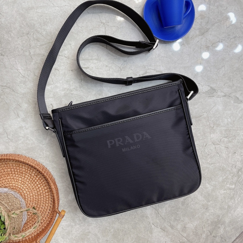 Prada PRADA's latest horizontal shoulder crossbody bag is now available for shipment. It is a high-end luxury original board made of imported waterproof fabric with a cross patterned top layer cowhide. The luxury triangle mark hardware features a cle...
