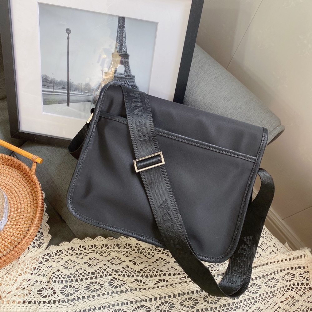 Prada's latest single shoulder crossbody bag has been shipped. It is a high-end luxury original board imported waterproof fabric with cross patterned cowhide, luxurious triangular mark hardware, lightweight and practical. The logo is clear and easy t...