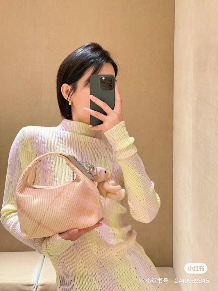 Burberry peg bag | 2024 best-selling bag
Drum shaped lunch box bag paired with knitted fabric
There is a kind of familiar nostalgia that blends in again
Burberry's iconic checkered pattern
There's a little more British style~
I especially like the me...
