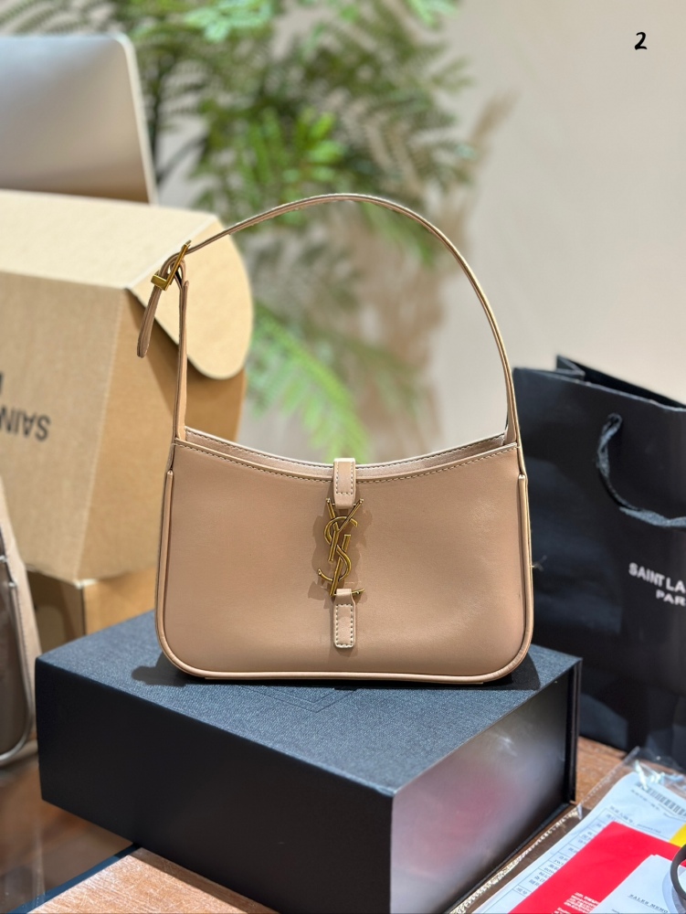 p230
Saint Laurent YSLLE5A7 black gold logo bag with hook and loop closure design
Size 23x16x6.5 centimeters, simple and low-key bag shape, huge beauty and versatility on the upper body, super revealing temperament